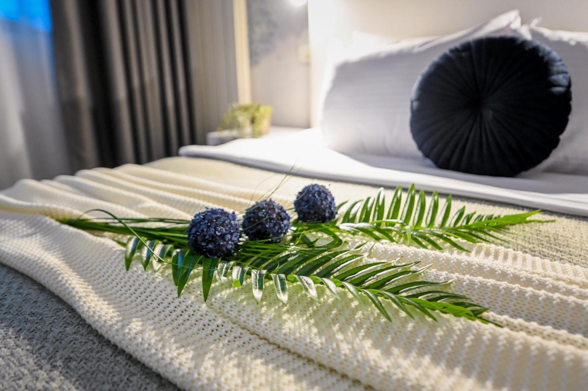 Urban Paradise - Modern Central Accommodation Бухарест Номер фото