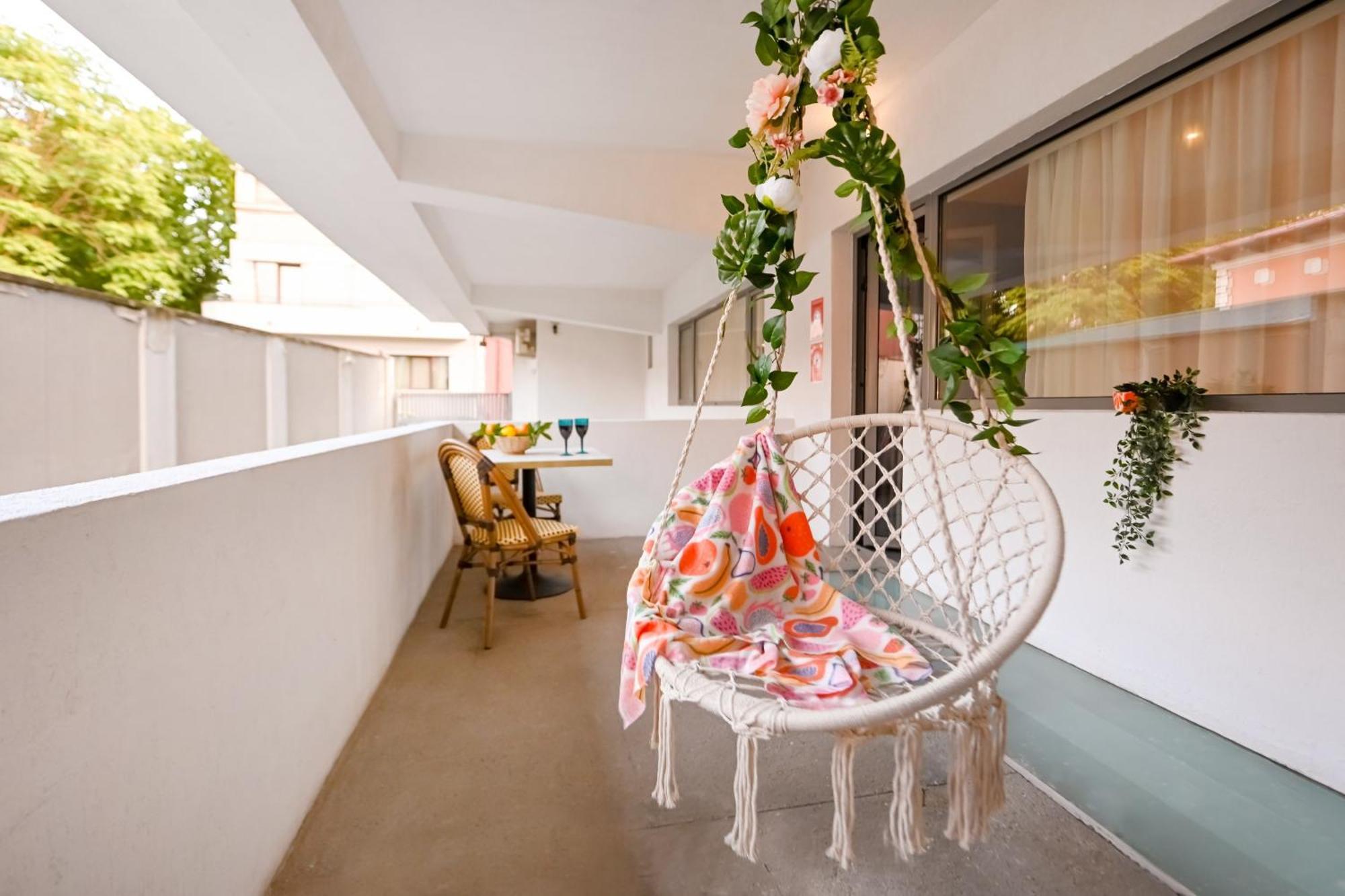 Urban Paradise - Modern Central Accommodation Бухарест Номер фото